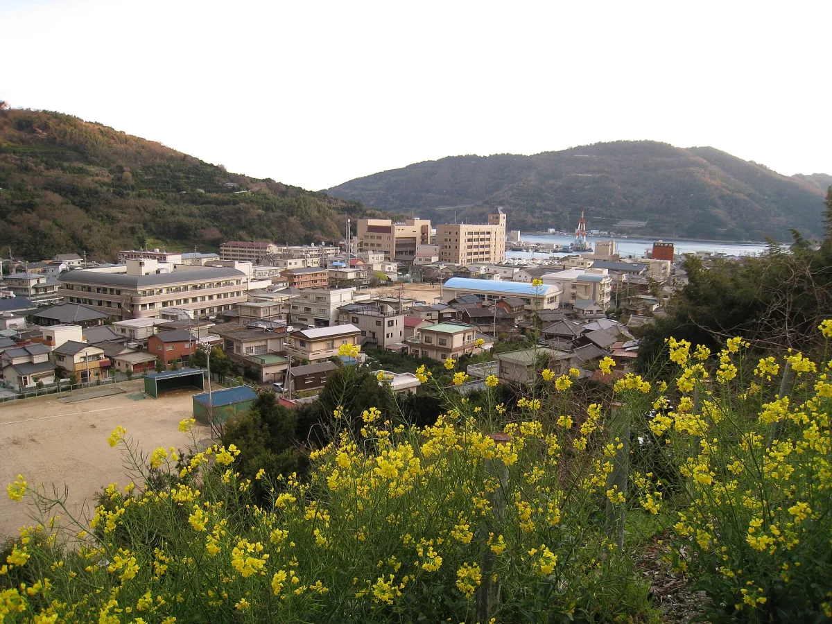 Spring view of Minatoura in Ikata, Ehime, seen from the Melody Line