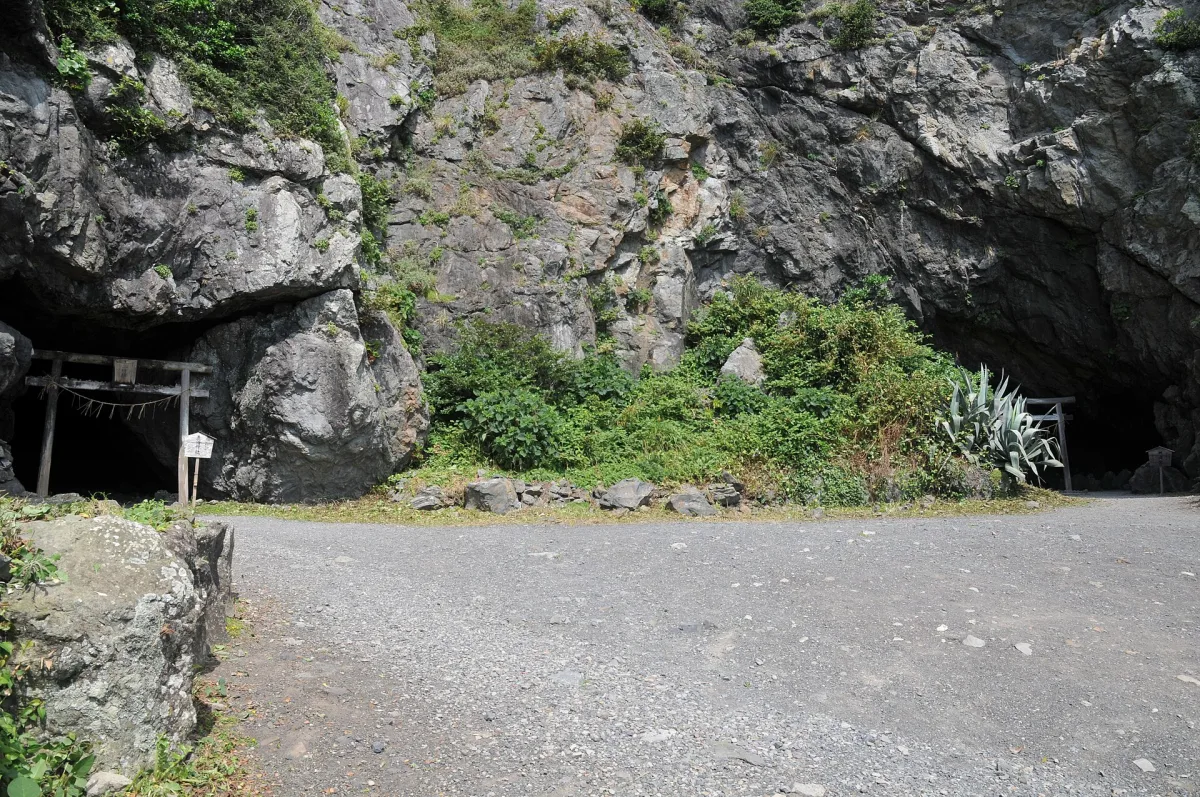 The entrances to Mikurodo and Shinmei caves on the coast