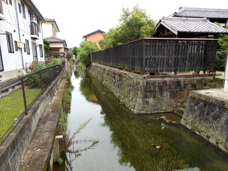 A stream runs between houses in Yanagimachi, Saga City