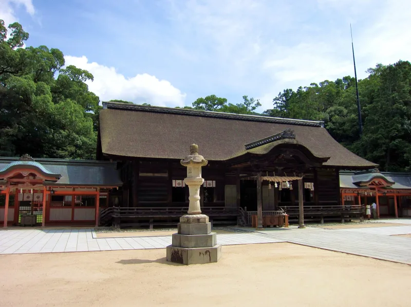 Stone lantern in the wide courtyard in front of the Oyamazumi Shrine halls
