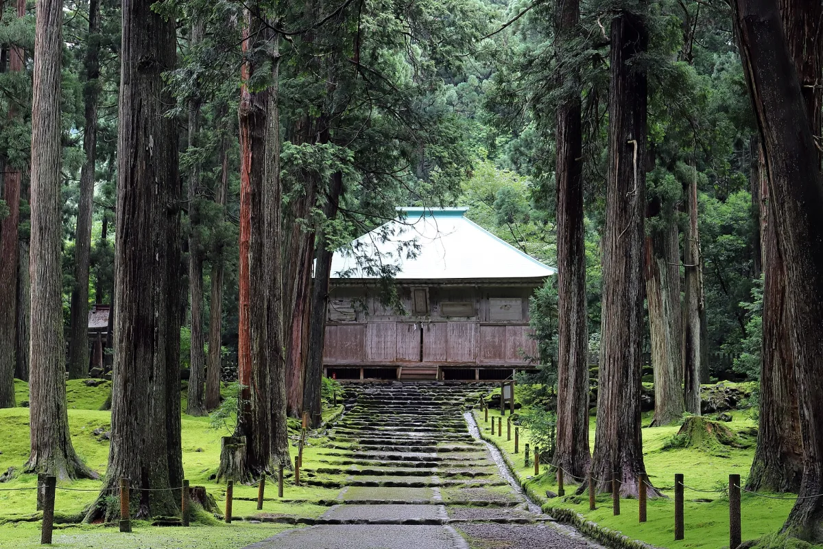 The worship hall at Heisenji Hakusan Shrine after rain