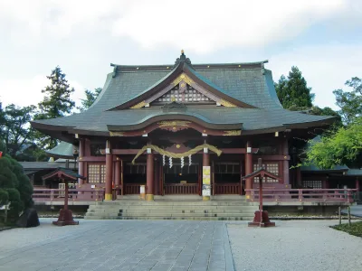 The vermilion worship hall of Kasama Inari Shrine with its green copper roof