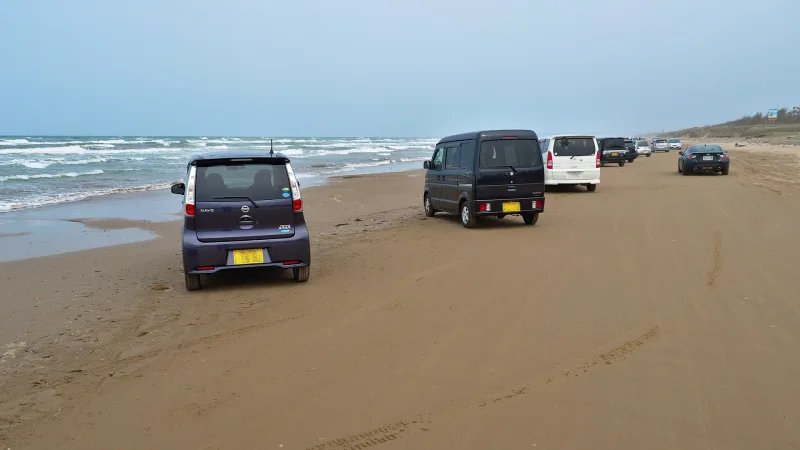 The sandy road along Chirihama Nagisa Beach beside the sea