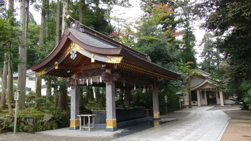 Ornate purification fountain pavilion on the north approach of Shirayama Hime Shrine
