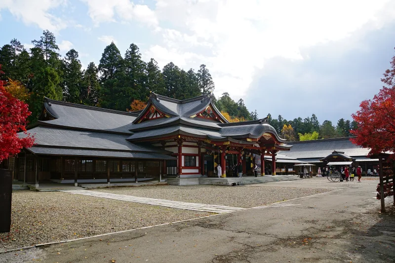 Wide gravel precinct and shrine buildings of Morioka Hachimangu