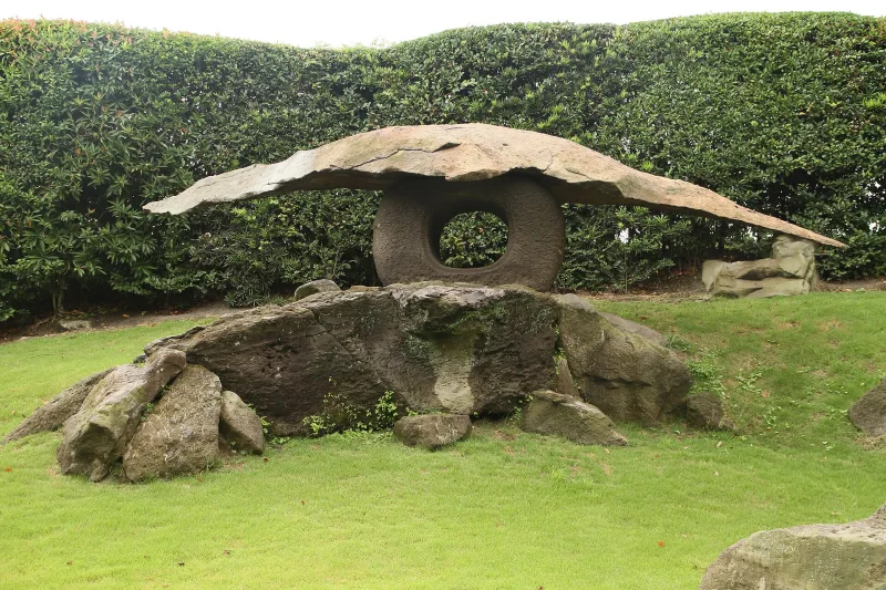 Crane-shaped stone lantern on a rock in the Sengan-en garden