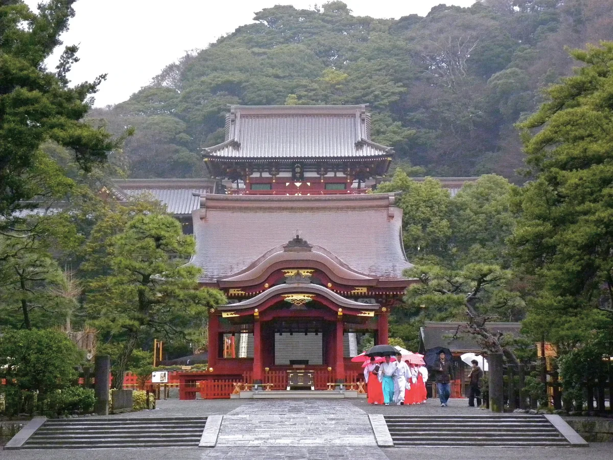 The red main shrine of Tsurugaoka Hachimangu at the top of the great stone stairs