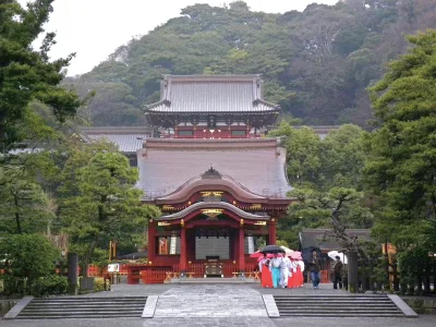 The red main shrine of Tsurugaoka Hachimangu at the top of the great stone stairs