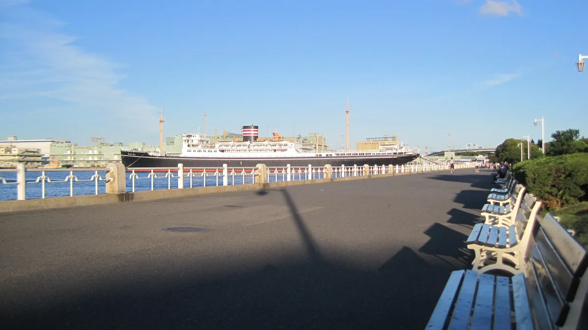 Waterfront promenade of Yamashita Park with the moored ship Hikawa Maru