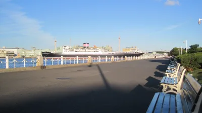 Waterfront promenade of Yamashita Park with the moored ship Hikawa Maru