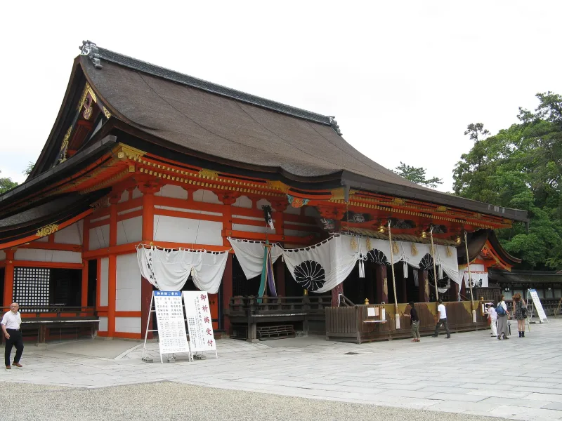 Main hall of Yasaka Shrine with its large sweeping roof