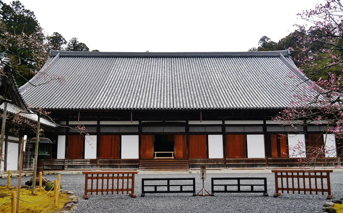 The long main hall of Zuiganji with its grey tiled roof and red-and-white facade