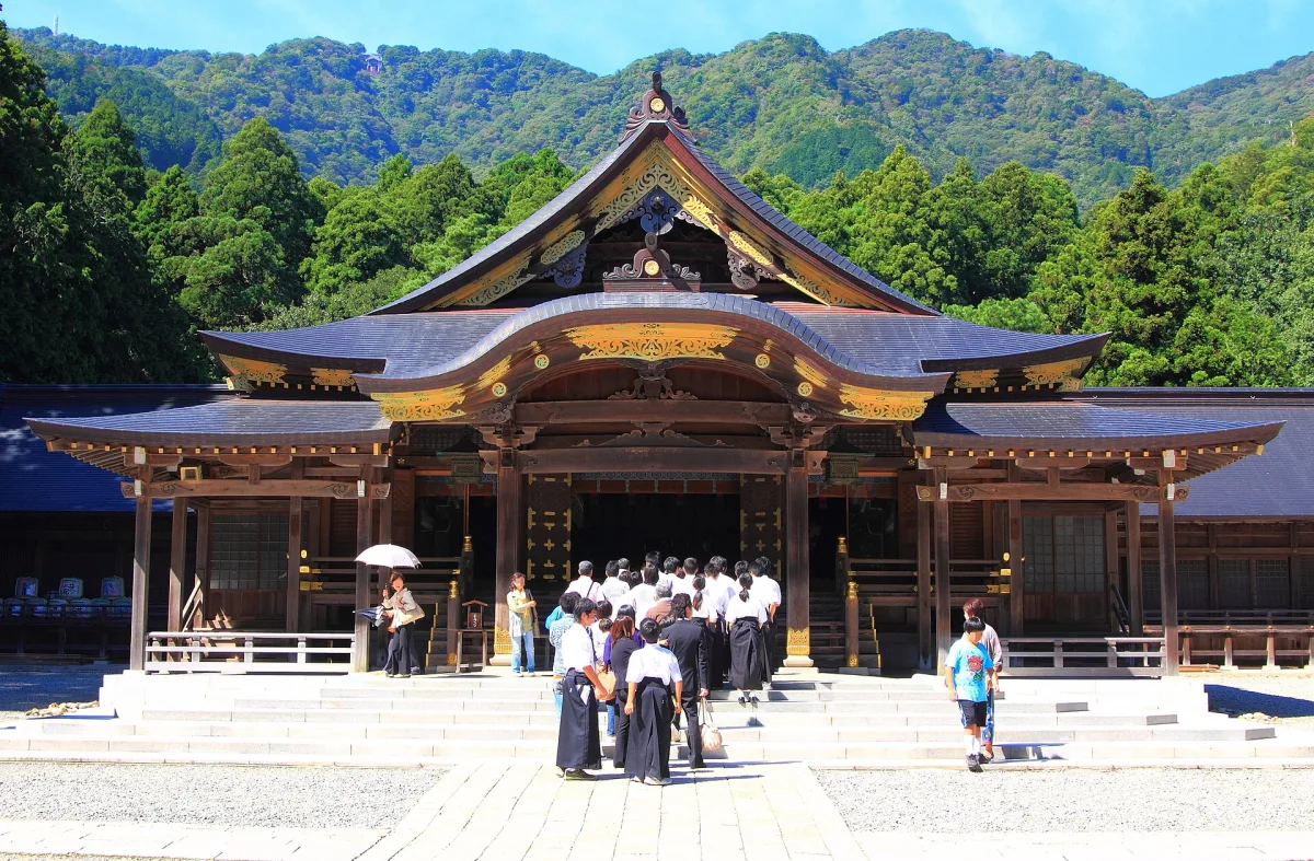 Main worship hall of Yahiko Shrine with forested Mount Yahiko behind it