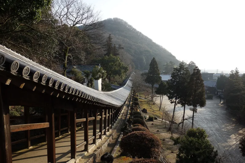 Kibitsu Shrine's roofed corridor running down the slope along the hillside