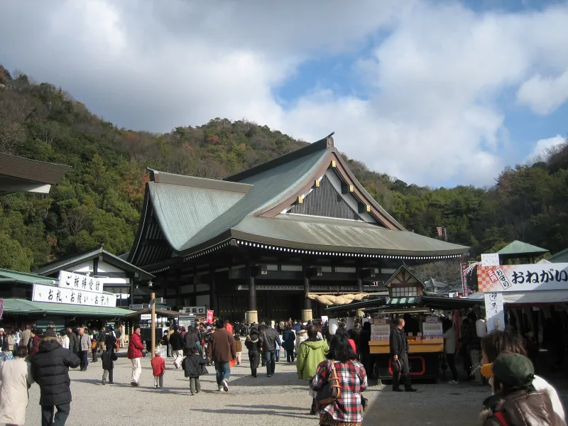 The large main hall (Reiko-den) of Saijo Inari with visitors in front