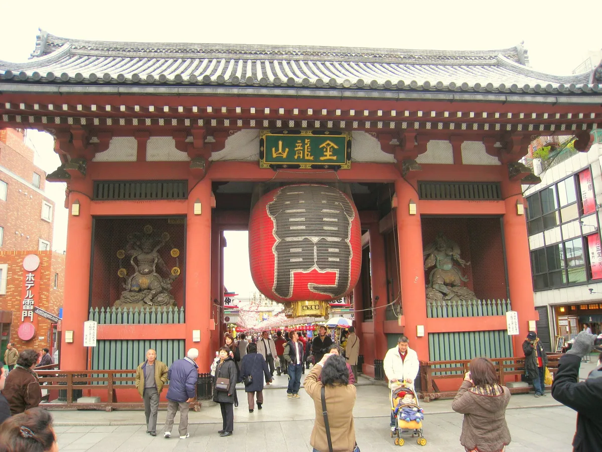 Kaminarimon gate of Senso-ji with its huge red paper lantern and crowds passing through