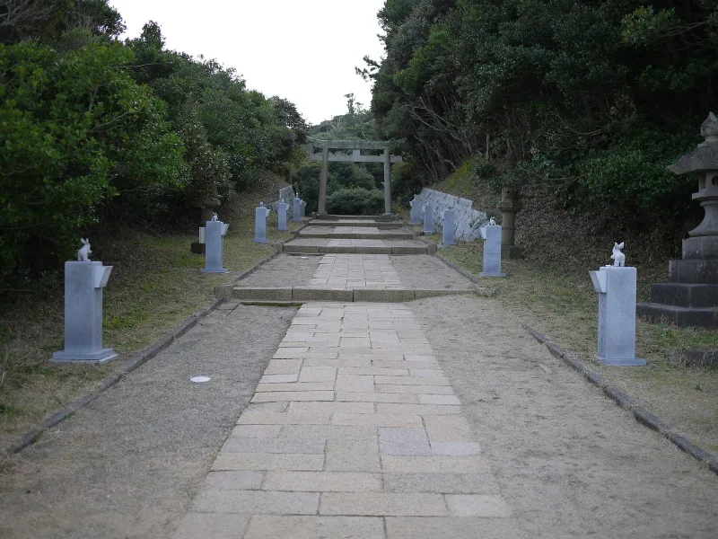 Stone-paved approach to Hakuto Shrine lined with small white rabbit statues